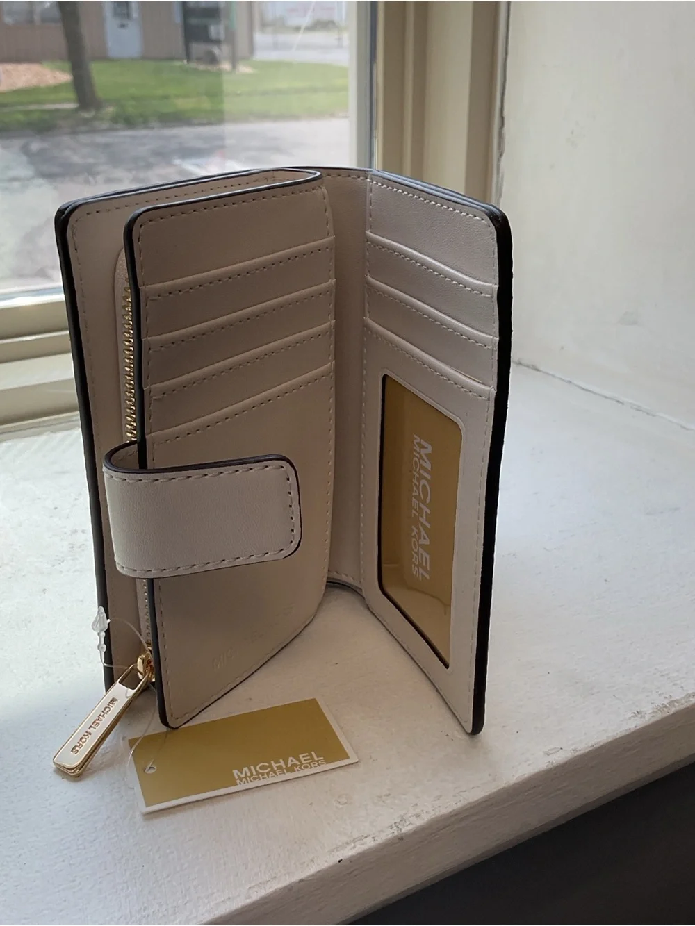 Michaels Kors NWT Bifold/Zip Wallet - Lt Cream